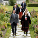 Kronprins Haakon kommer til Prestegårdshagen ved Ullinsvin i følge med ordfører Iselin Vistekleiven. Foto: Stian Lysberg Solum / NTB scanpix